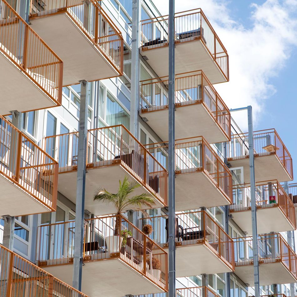 De royale uitkragende balkons op de thermisch verzinkt stalen halfportalen steunen af als een zelfdragende constructie.
foto Erik Poffers